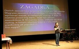 Pani Wicedyrektor szkoły zadaje uczniom zagadki matematyczne