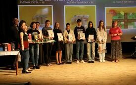 Wsp&oacute;lne zdjęcie laureat&oacute;w konkursu plastycznego