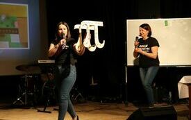 Nauczycielki matematyki prezentują nagrodzone prace uczni&oacute;w
