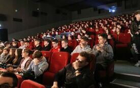Uczniowie siedzą w gł&oacute;wnej sali widowiskowej Domu Kultury we Włoszczowie