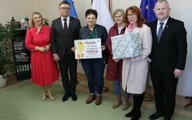 Wsp&oacute;lne zdjęcie Zarządu Powiatu z przedstawicielkami nagrodzonych w konkursie k&oacute;ł gospodyń wiejskich i stowarzyszeń