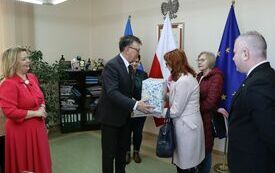 Starosta wręcza nagrodę rzeczową przedstawicielce Włoszczowskiego Stowarzyszenia Amazonek, kt&oacute;re zostało wyr&oacute;żnione w konkursie