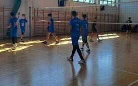 Na hali sportowej zawodnicy rozgrywają mecz piłki siatkowej