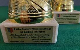 Tabliczka na pucharze z herbem powiatu, datą i nazwą zawod&oacute;w