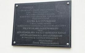  Tablica upamiętniająca ofiary katastrofy smoleńskiej, kt&oacute;ra jest wmurowana w ścianę kościoła Wniebowziecia NMP we Włoszczowie