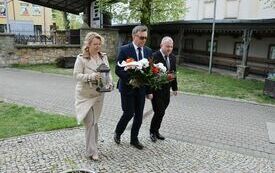 Zarząd Powiatu składa kwiaty przed tablicą upamiętniającą ofiary katastrofy smoleńskiej, kt&oacute;ra jest wmurowana w ścianę kościoła Wniebowziecia NMP we Włoszczowie