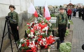 Przy Mogile Katyńskiej na cmentarzu parafialnym we Włoszczowie wartę pełnią harcerze