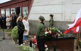 Delegacje składają wiązanki kwiat&oacute;w na Mogile Katyńskiej