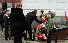 Delegacje składają wiązanki kwiat&oacute;w na Mogile Katyńskiej