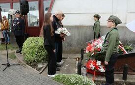 Delegacje składają wiązanki kwiat&oacute;w na Mogile Katyńskiej