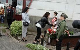 Delegacje składają wiązanki kwiat&oacute;w na Mogile Katyńskiej