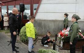 Delegacje składają wiązanki kwiat&oacute;w na Mogile Katyńskiej