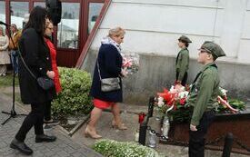 Delegacje składają wiązanki kwiat&oacute;w na Mogile Katyńskiej