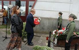 Delegacje składają wiązanki kwiat&oacute;w na Mogile Katyńskiej