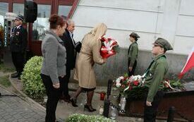 Delegacje składają wiązanki kwiat&oacute;w na Mogile Katyńskiej