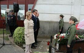 Delegacje składają wiązanki kwiat&oacute;w na Mogile Katyńskiej