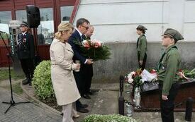 Delegacje składają wiązanki kwiat&oacute;w na Mogile Katyńskiej