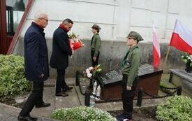 Delegacje składają wiązanki kwiat&oacute;w na Mogile Katyńskiej