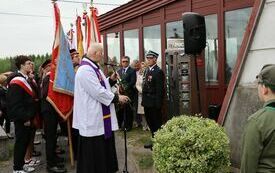 Ksiądz odmawia modlitwę przy Mogile Katyńskiej