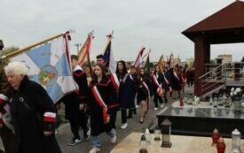 Poczty sztandarowe idą w kierunku Mogiły Katyńskiej