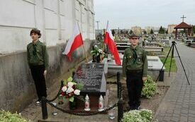 Przy Mogile Katyńskiej na cmentarzu parafialnym we Włoszczowie wartę pełnią harcerze