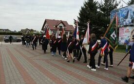 Poczty sztandarowe wychodzą z kościoła