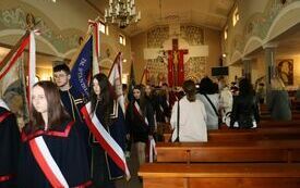 Poczty sztandarowe wychodzą z kościoła