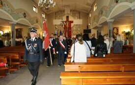 Poczty sztandarowe wychodzą z kościoła