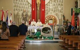 Księża odprawiają mszę świętą