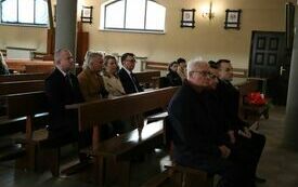 Wierni uczestniczący w mszy