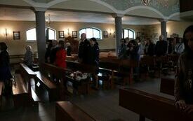 Wierni uczestniczący w mszy