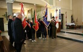 Poczty sztandarowe stoją przy ołtarzu w Kościele pw. bł. ks. J&oacute;zefa Pawłowskiego we Włoszczowie