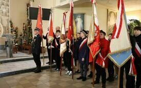 Poczty sztandarowe stoją przy ołtarzu w Kościele pw. bł. ks. J&oacute;zefa Pawłowskiego we Włoszczowie