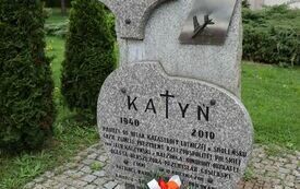 Pomnik poświęcony ofiarom Katastrofy Smoleńskiej znajdujący się na placu przed budynkiem PSP we Włoszczowie