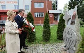 Zarząd Powiatu składa kwiaty przed pomnikiem poświęconym ofiarom Katastrofy Smoleńskiej znajdującym się na placu przed budynkiem PSP we Włoszczowie