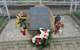 Pomnik poświęcony pamieci Przemysława Gosiewskiego na peronie stacji Włoszczowa P&oacute;łnoc