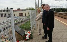 Zarząd Powiatu składa kwiaty przed pomnikiem poświęconym pamieci Przemysława Gosiewskiego na peronie stacji Włoszczowa P&oacute;łnoc