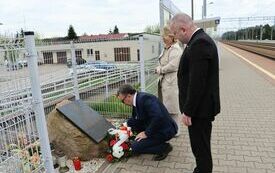 Zarząd Powiatu składa kwiaty przed pomnikiem poświęconym pamieci Przemysława Gosiewskiego na peronie stacji Włoszczowa P&oacute;łnoc