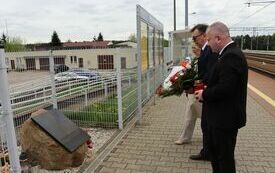 Zarząd Powiatu składa kwiaty przed pomnikiem poświęconym pamieci Przemysława Gosiewskiego na peronie stacji Włoszczowa P&oacute;łnoc