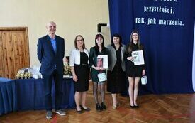 Wsp&oacute;lne zdjęcie jednej z klas maturalnych z wychowawcą