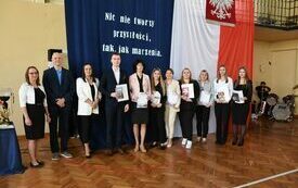 Wsp&oacute;lne zdjęcie jednej z klas maturalnych z wychowawcą