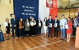 Wsp&oacute;lne zdjęcie jednej z klas maturalnych z wychowawcą