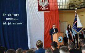 Głos przy m&oacute;wnicy zabiera jeden z zaproszonych gości