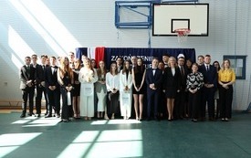 Wsp&oacute;lne zdjęcie jednej z klas maturalnych z wychowawcą, dyrektorem szkoły i zaproszonymi gośćmi