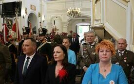 Wierni uczestniczą w mszy