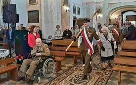 Poczty sztandarowe wchodzą do kościoła