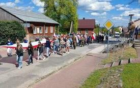 Przemarsz uczestnik&oacute;w uroczystości ulicami miasta