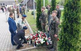 Delegacje składają kwiaty przed pomnikiem