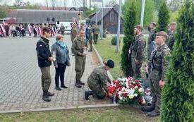 Delegacje składają kwiaty przed pomnikiem