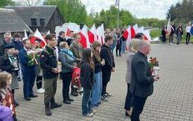 Delegacje czekają w kolejce by złożyć wiązanki kwiat&oacute;w przed pomnikiem